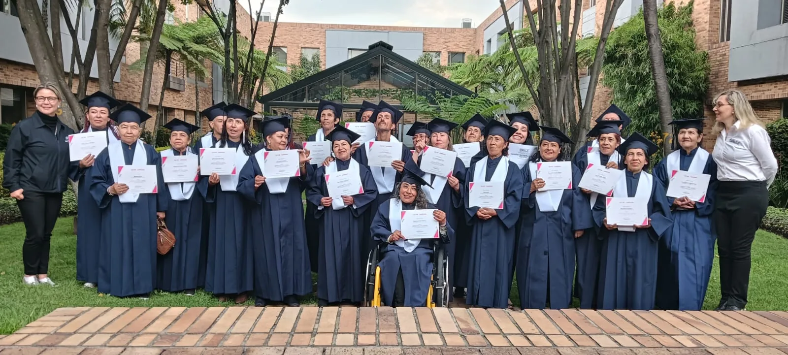 Asociados de Familia Ciklo en su ceremonia de grado del Curso de Lecto-escritura